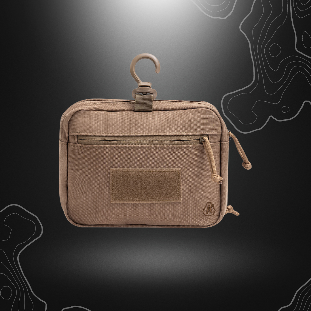 Robuste trousse de toilette Transall Tan de A10 Equipment en tissu polyester hautement résistant avec traitement déperlant.