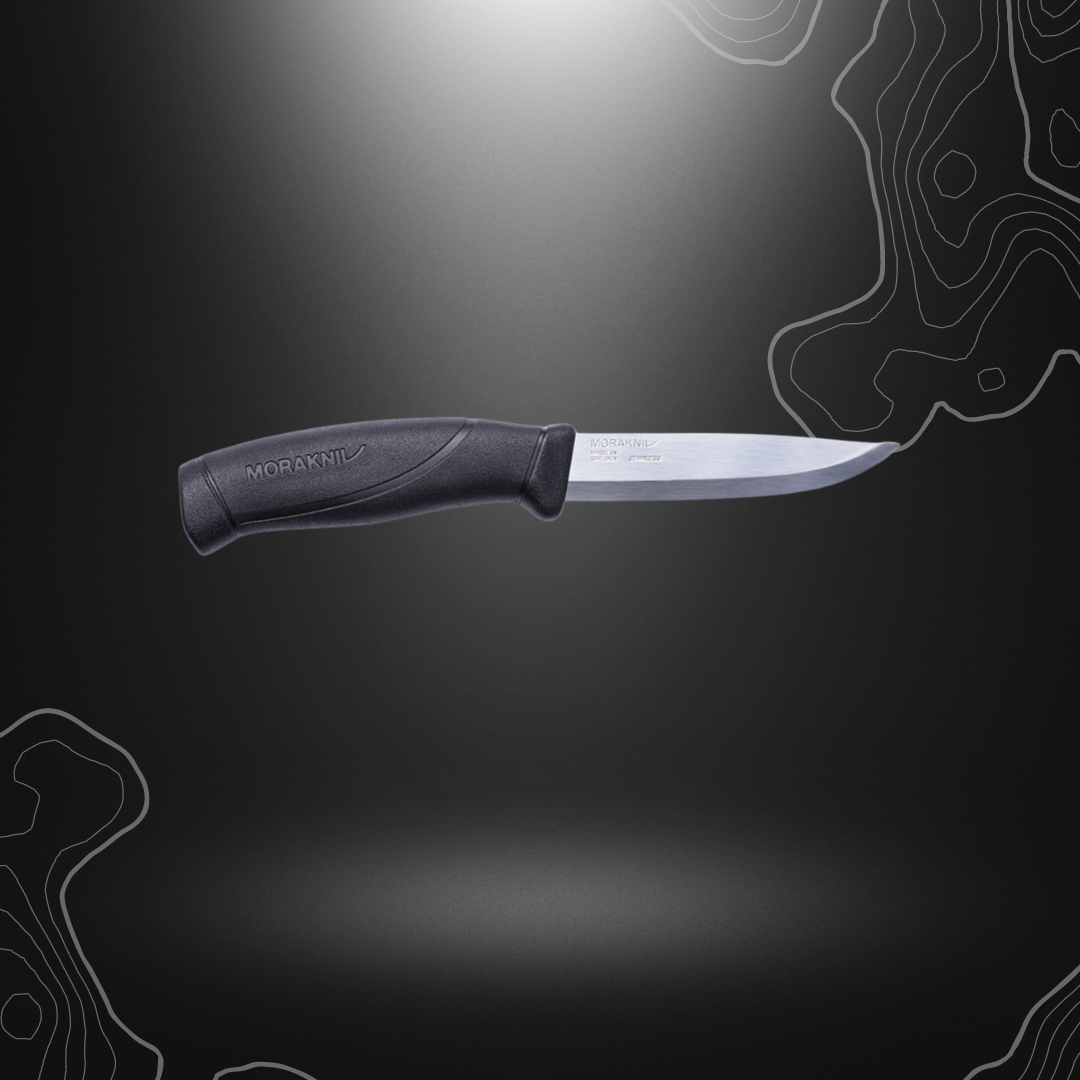 Poignard Mora Companion noir avec lame fixe en inox, manche ergonomique noir en gomme, idéal pour la chasse, le bushcraft et les activités de plein air.