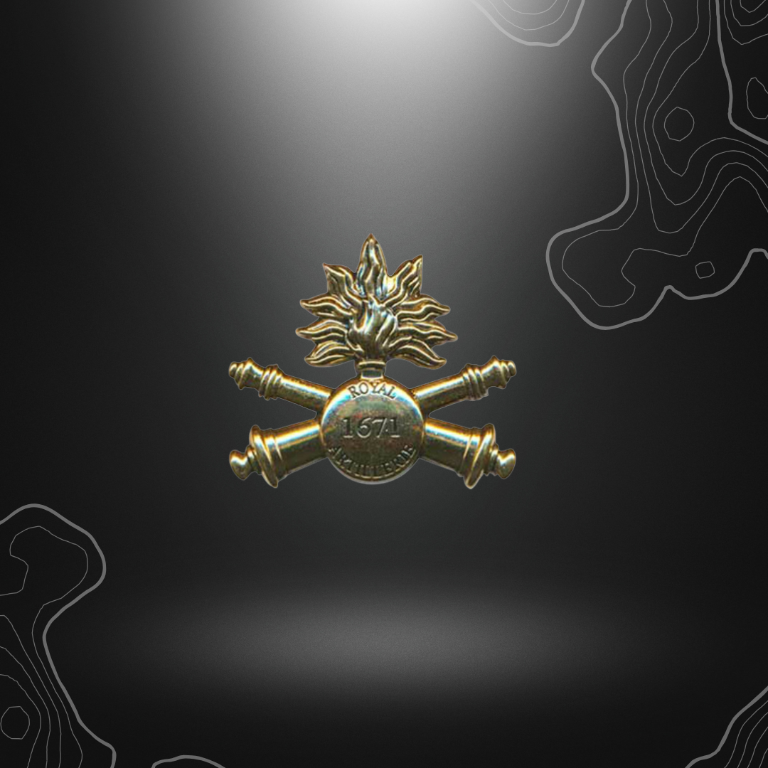 Alt text: Insigne doré de béret du 1er RA