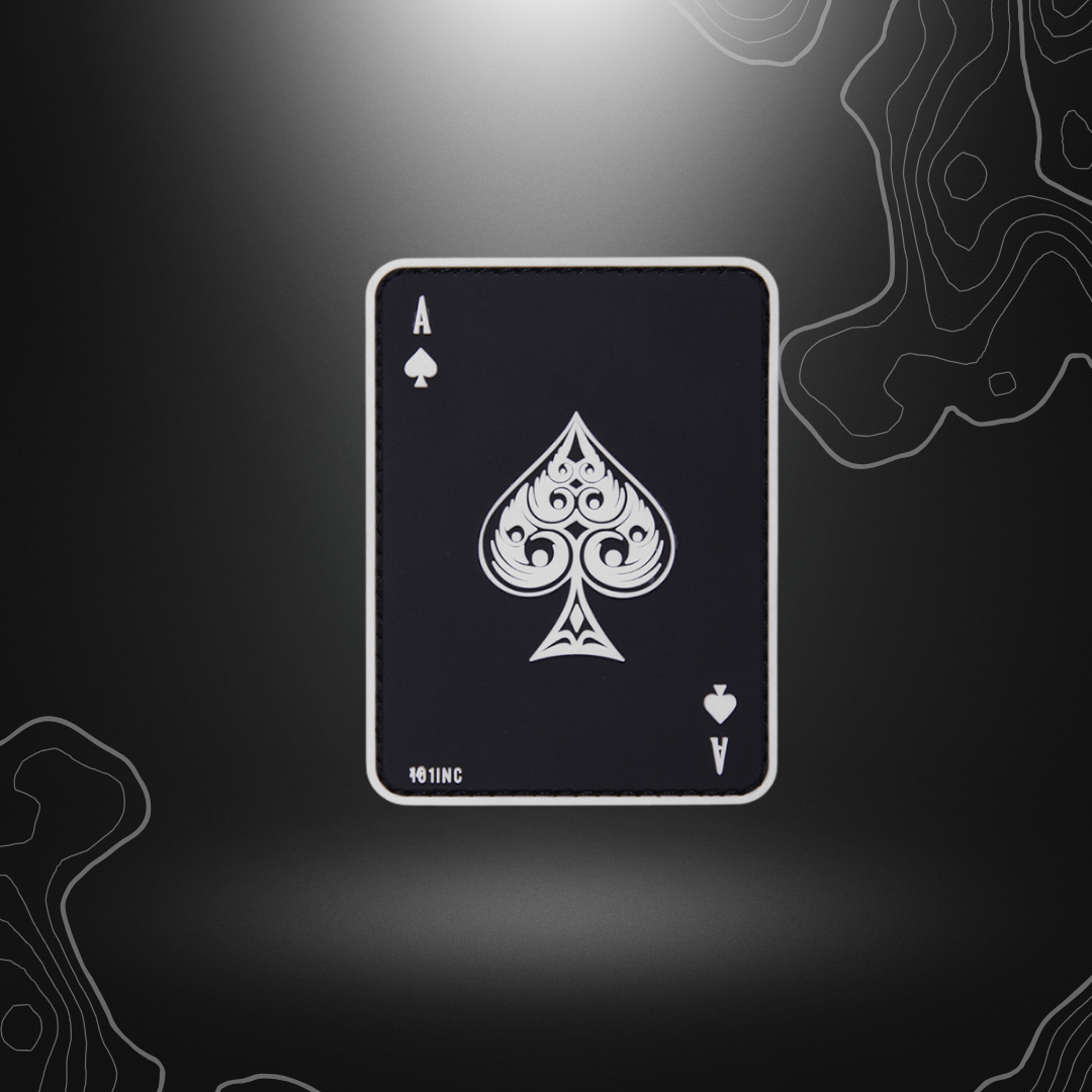 Patch en PVC représentant un As de Pique de couleur noir.