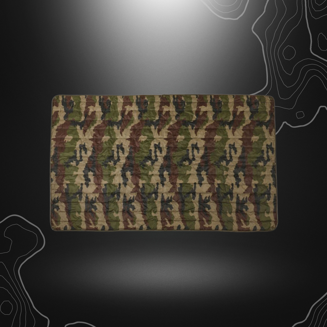 Ultra-léger Poncho Liner 2.28m x 1.50m en tissu polyester Ripstop et garnissage XMF par A10 Equipment, idéal pour la protection contre les intempéries.