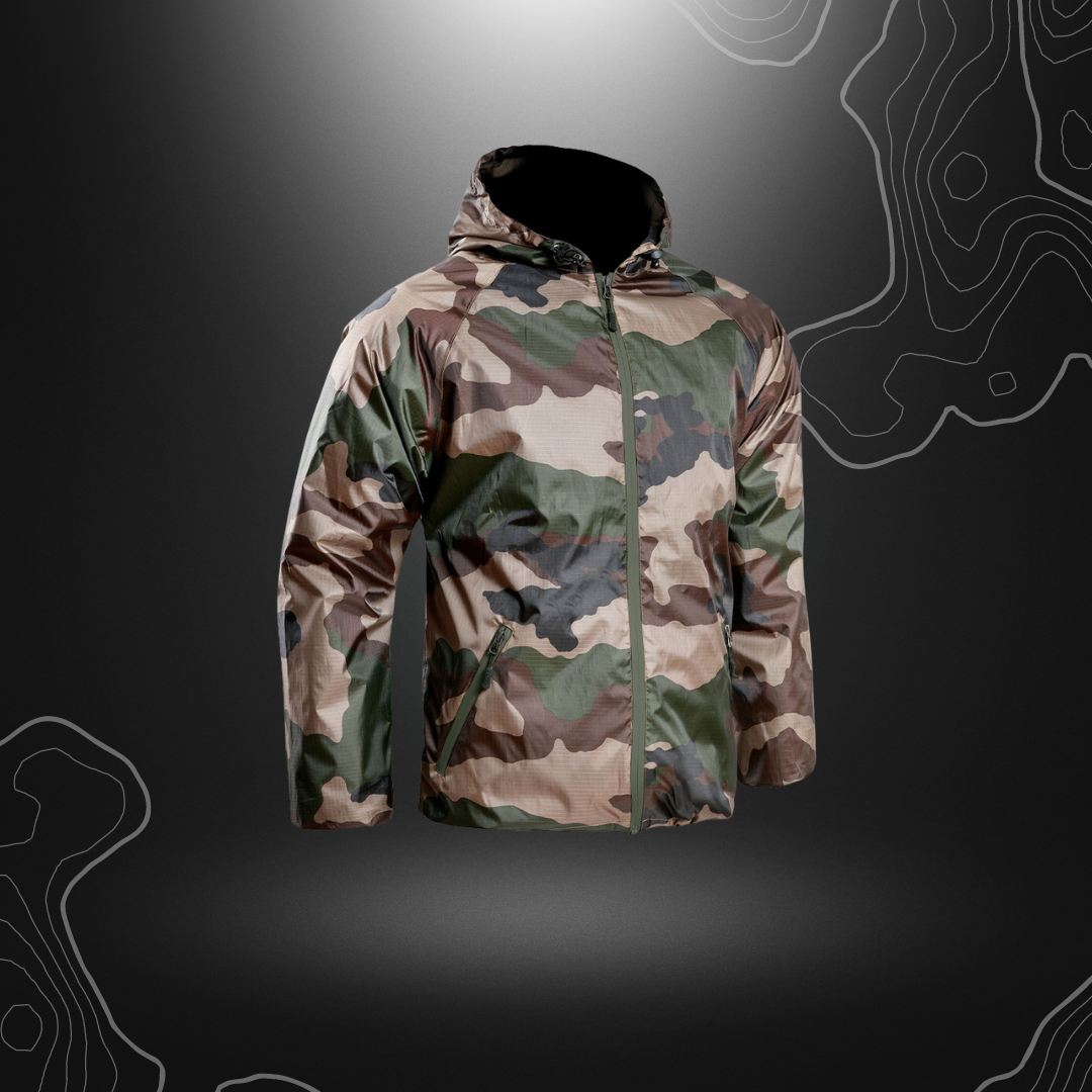 Veste de pluie légère et résistante Ultra-Light en tissu Ripstop, offrant imperméabilité et respirabilité, de couleur camo fr/ce par A10 Equipment