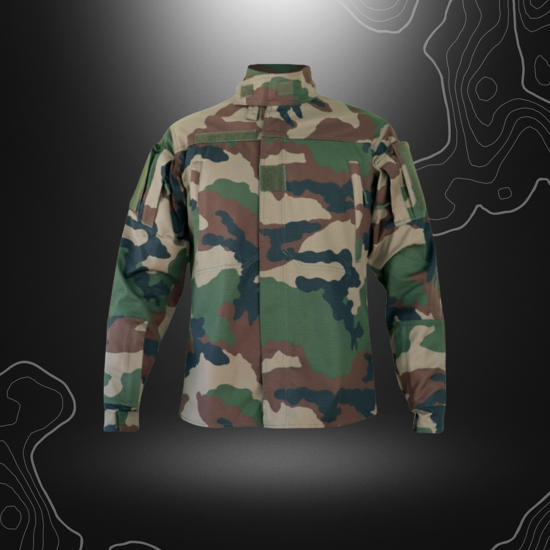 Veste tactique F3 en tissu résistant de 210g, portée par l'Armée Française, avec col montant réglable, poches zippées et renforts aux coudes,