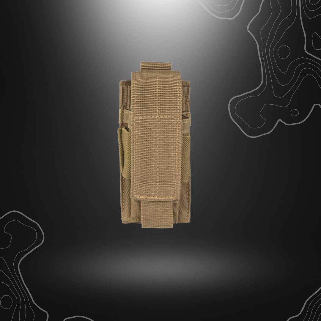 Porte chargeur PA simple Coyote Mil-Tec en polyester, recouvert de chlorure de polyvinyle, avec système Molle et fermeture réglable.
