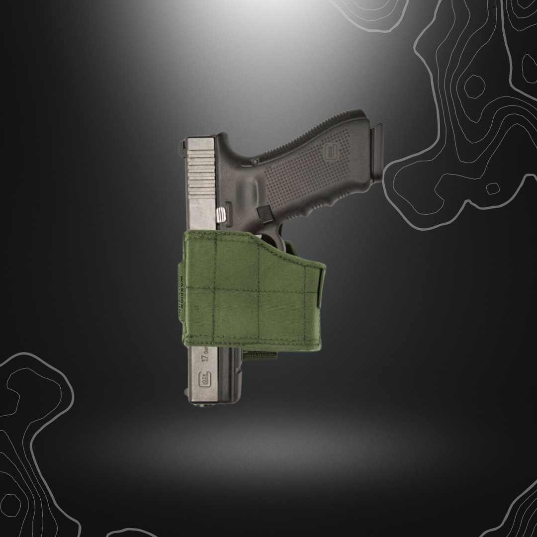 Gaucher tenant un holster universel vert olive de Warrior Assault avec système de fermeture velcro rapide et facile, attachable à tout gilet ou ceinture de combat.