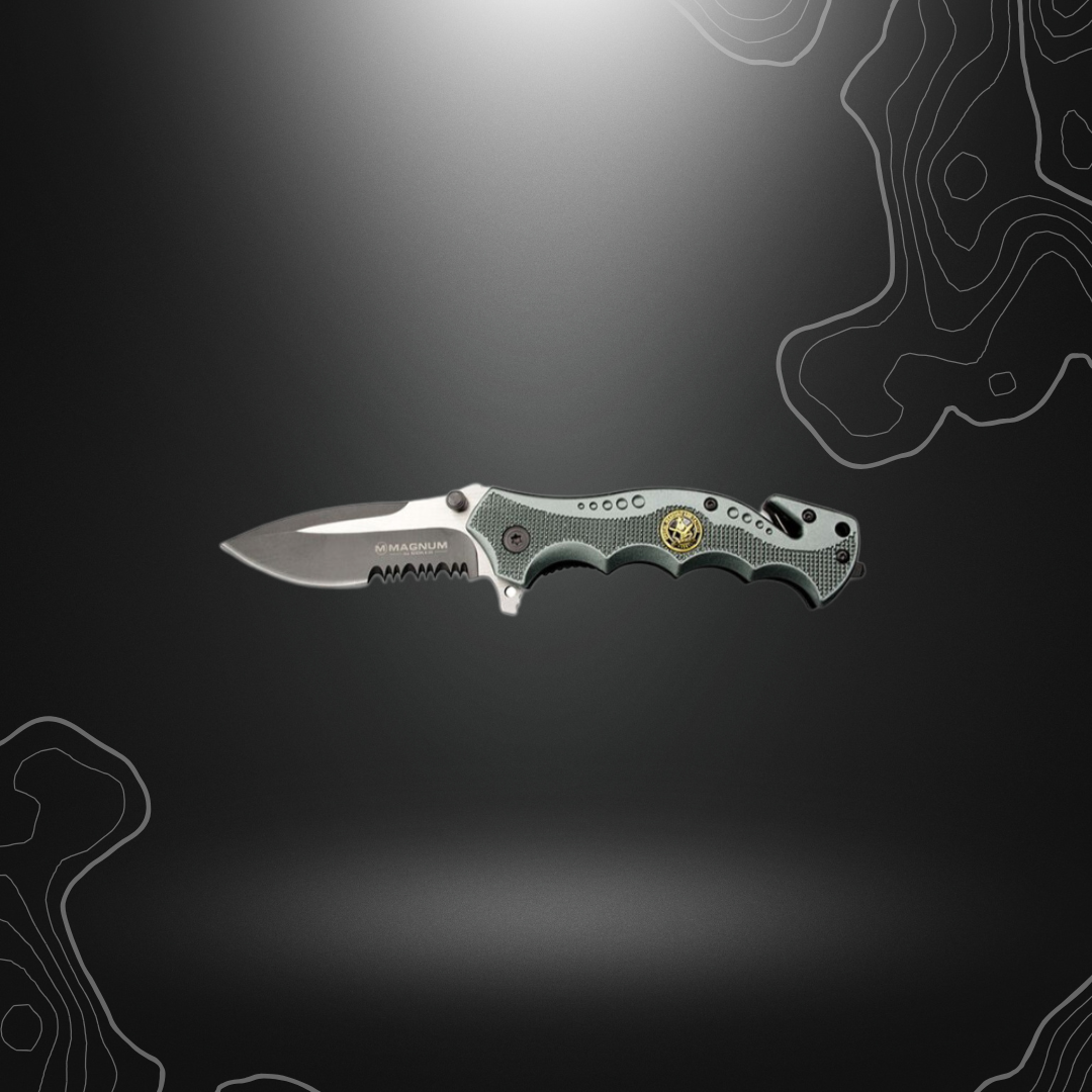 Image d'un couteau pliant SWAT Res-Q de la gamme Magnum par Böker avec lame ondulée en acier inox, manche en aluminium gris-vert texturé et équipements d'urgence inté