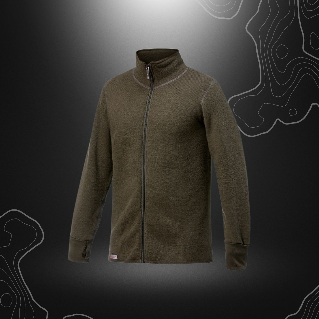 Gilet Full Zip Jacket 600 Ullfrotté Vert Olive de Woolpower, idéal pour les conditions froides, avec col haut double épaisseur et dos plus long pour une meilleure protection