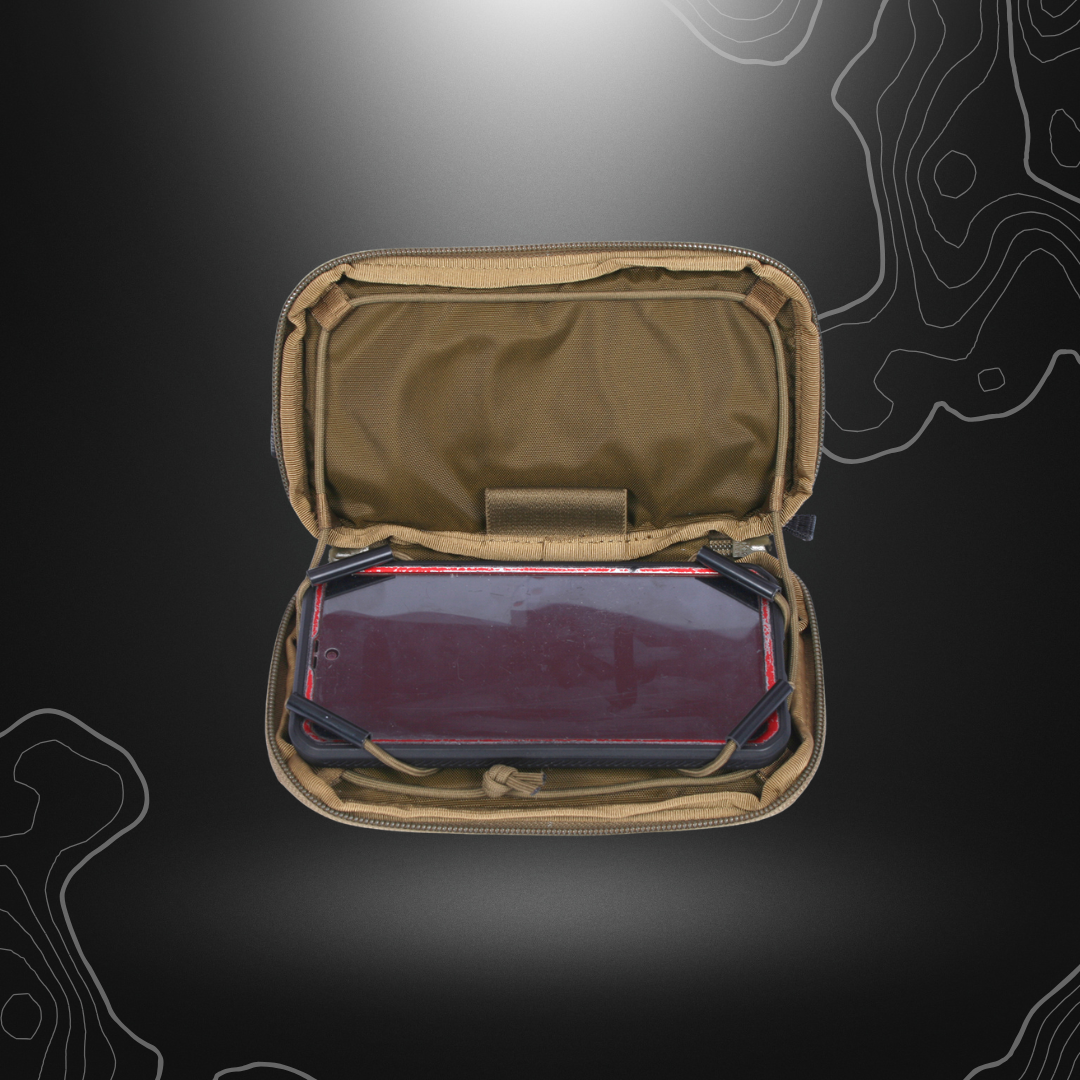 Poche Molle Admin pour téléphone de couleur tan, avec fixation MOLLE, support velcro et élastiques catch corner, fabriquée par Retex Solution et vendue par Le Petit Tambour