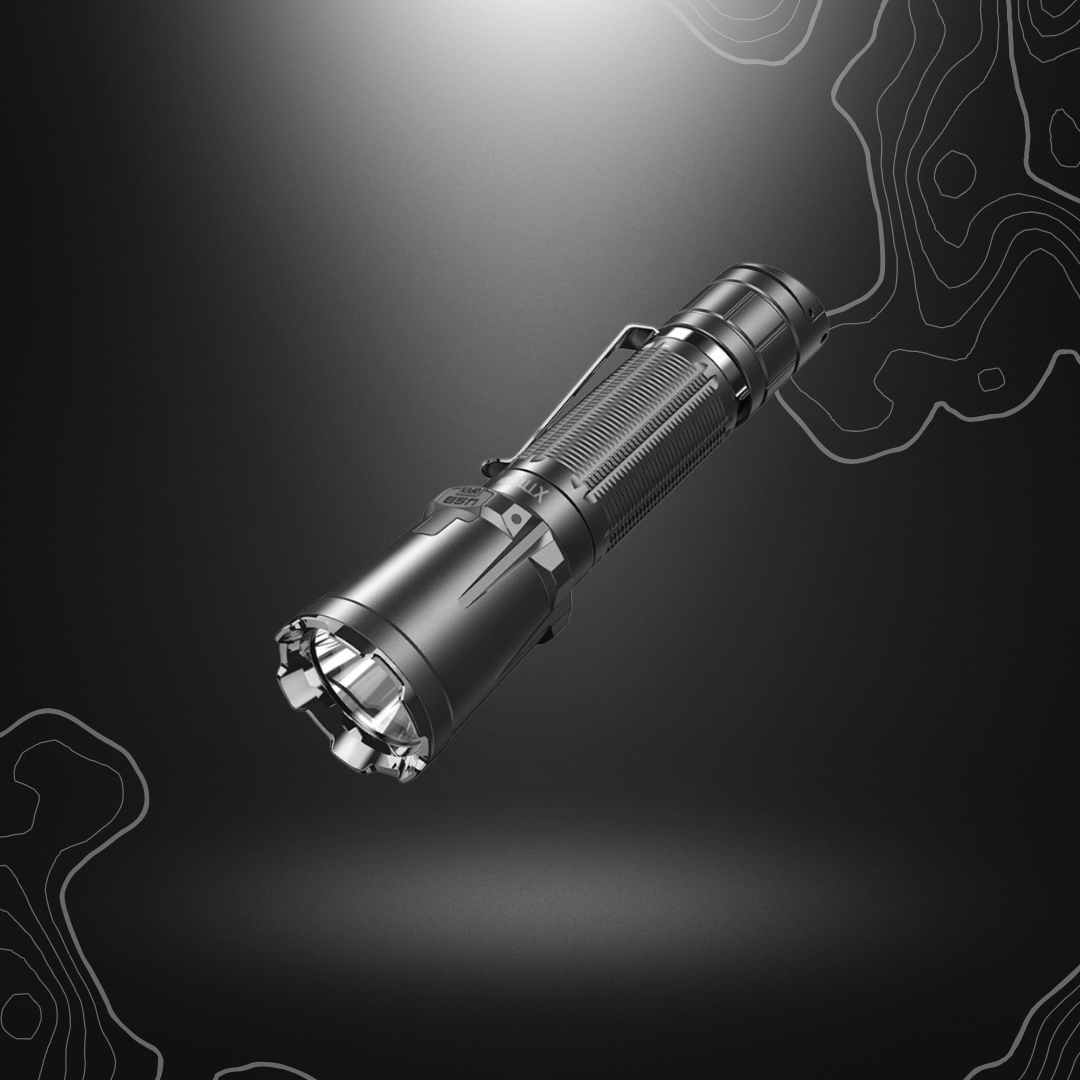 Klarus XT11GT PRO V2.0, lampe tactique rechargeable noire de 3300 lumens avec prise USB-C et double interrupteur, résistante aux chutes et étanche.