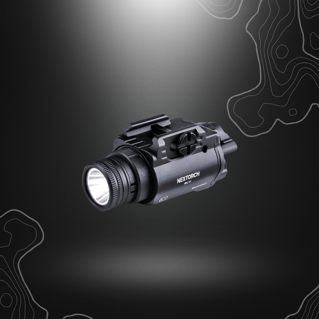 Robuste lampe tactique pour arme de poing WL13 de Nextorch avec éclairage blanc de 1300 lumens, montage sur rail picatinny et alimentation via piles ou batteries rechargeables.