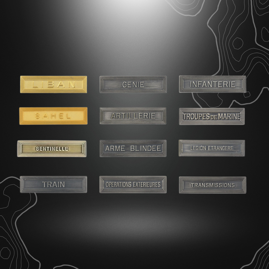 Assortiment d'agrafes militaires utilisées pour les uniformes