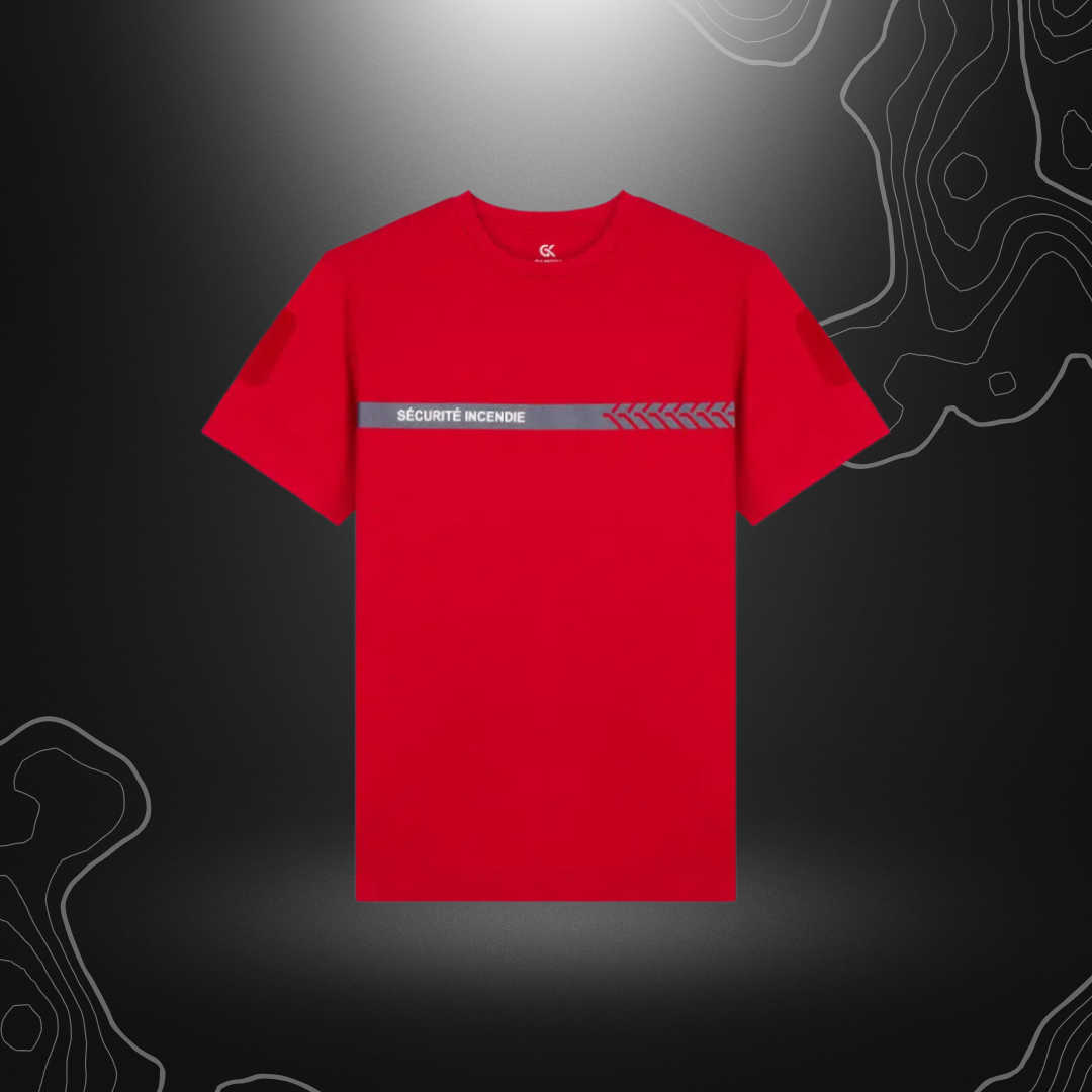 Logo GK SAFETEK® sur un T-shirt rouge de sécurité incendie avec inscription blanche, en coton 100% OEKOTEX, disponible en tailles XS à 5XL