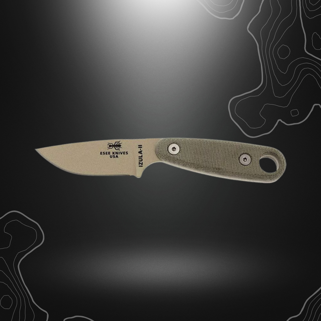 Modèle de couteau de survie ESEE Izula II Desert Tan avec étui noir et clip ceinture, avec manche en micarta pour une prise en main agréable