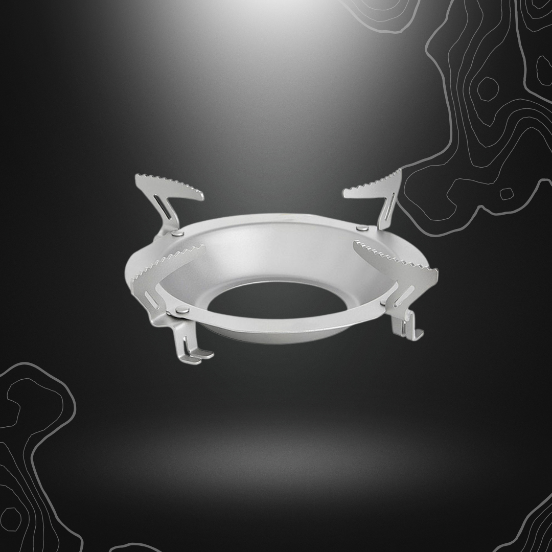 Support universel casserole TAC-BOIL robuste et compact pour bivouacs tactiques, compatible avec tous types de récipients, en acier inoxydable et revêtement en titane par TOE