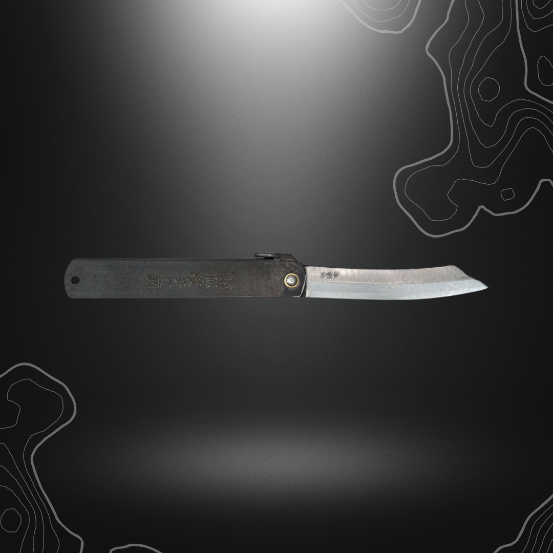 Couteau pliant Higonokami par Kanetsune avec lame en acier SK-5 et manche en acier noir orné de motifs japonais
