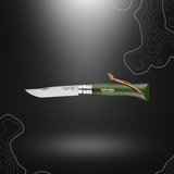 Couteau pliant N°08 Baroudeur Inox Kaki de la marque Opinel avec manche en bois et lame gravée