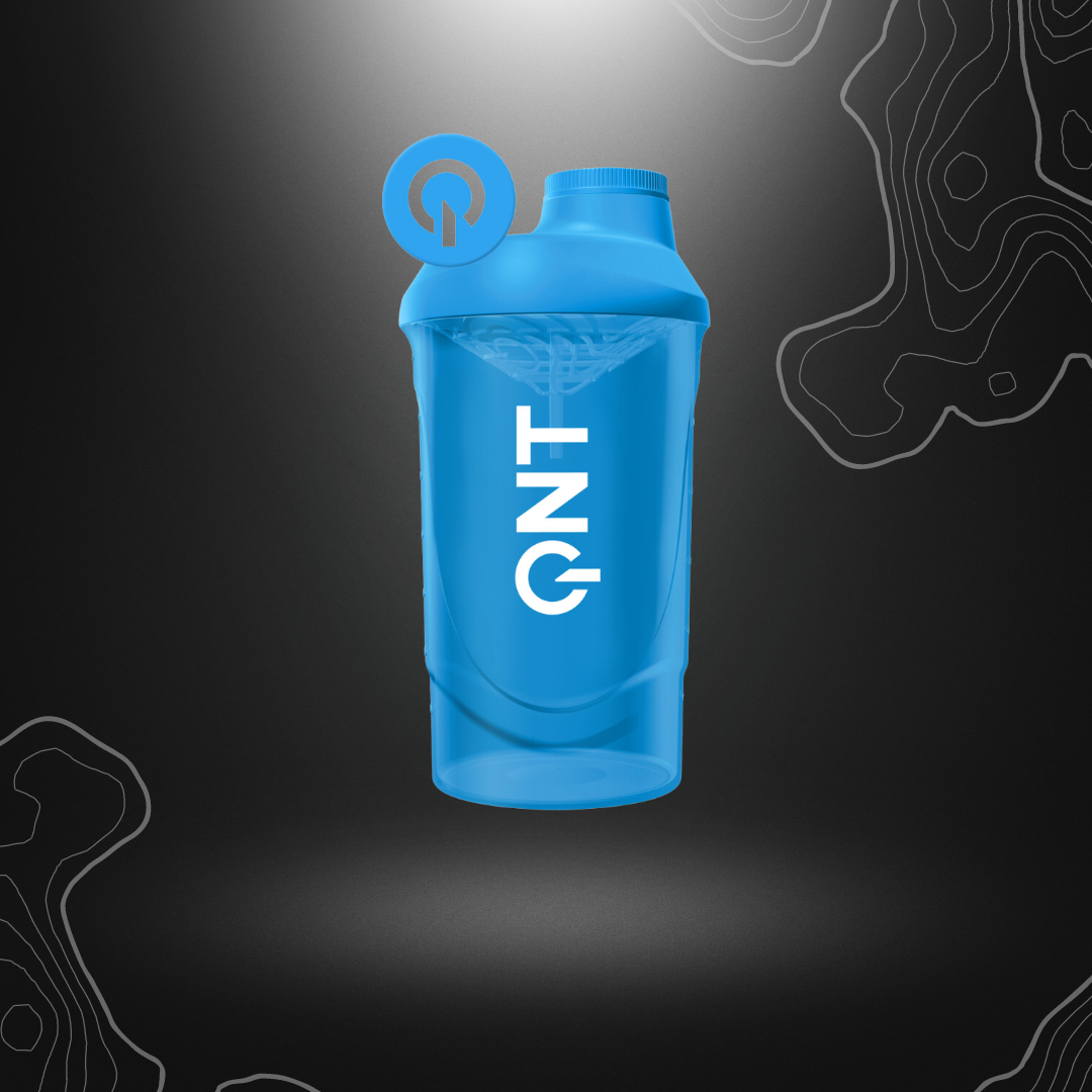 Shaker QNT It's On 500ml en bleu choquant avec tamis intégré pour préparation facile de shakes protéinés sans grumeaux