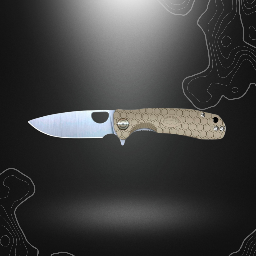 Grande lame de couteau pliant Honey Badger Flipper avec ajour stylisé et manche robuste en alliage nid d'abeille.