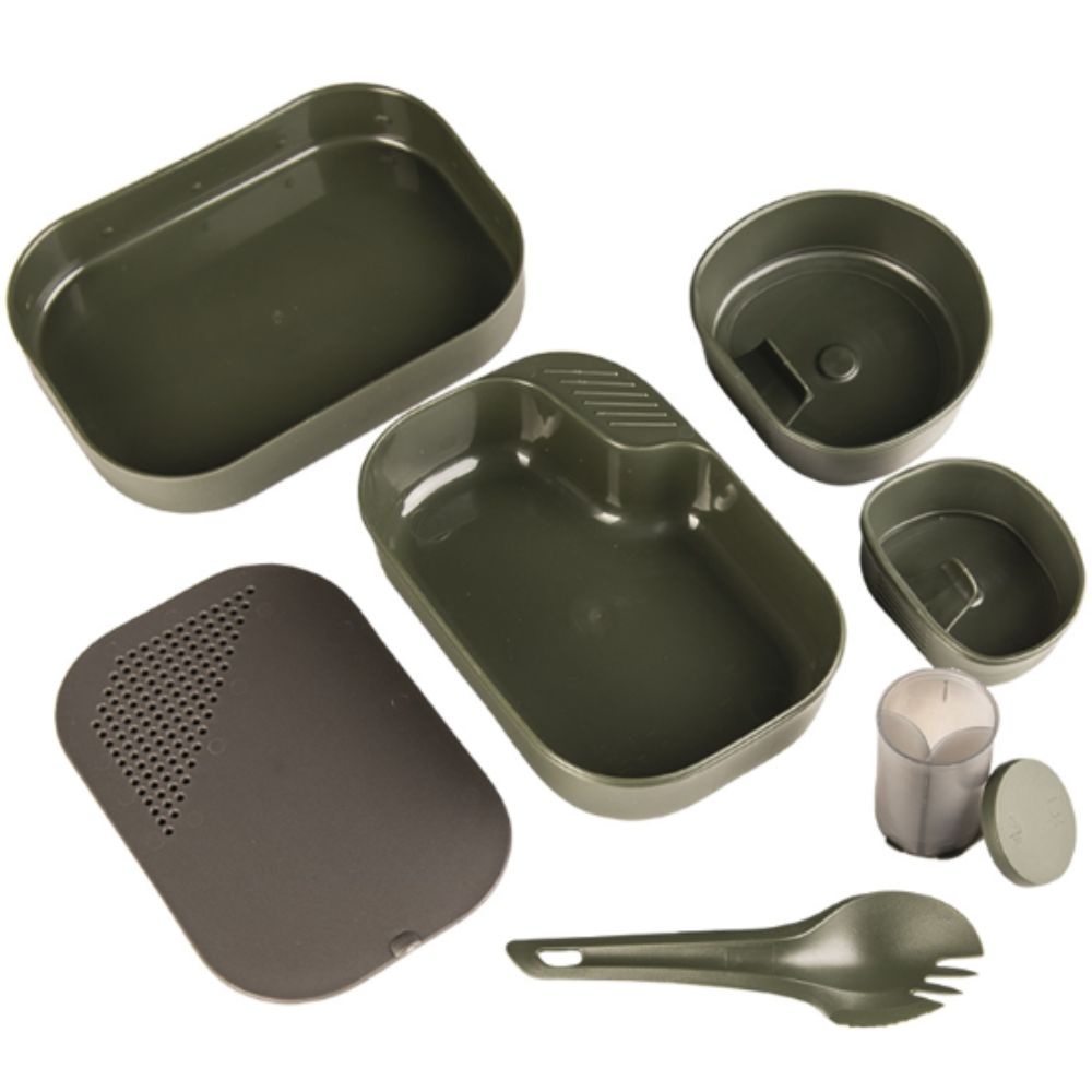 Kit de gamelle Camp-A-Box Wildo 7 pièces en vert olive, incluant assiette avec couvercle, salière, planche à découper, gobelet, tasse pliante et spork
