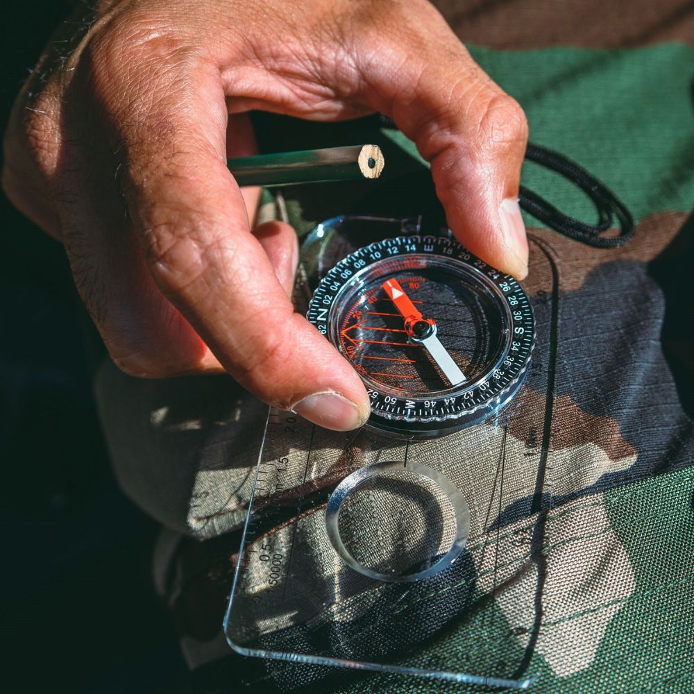 Boussole à bain d'huile avec graduation en millièmes et degrés, règle Kutch, loupe et cordon noir de la marque OPEX