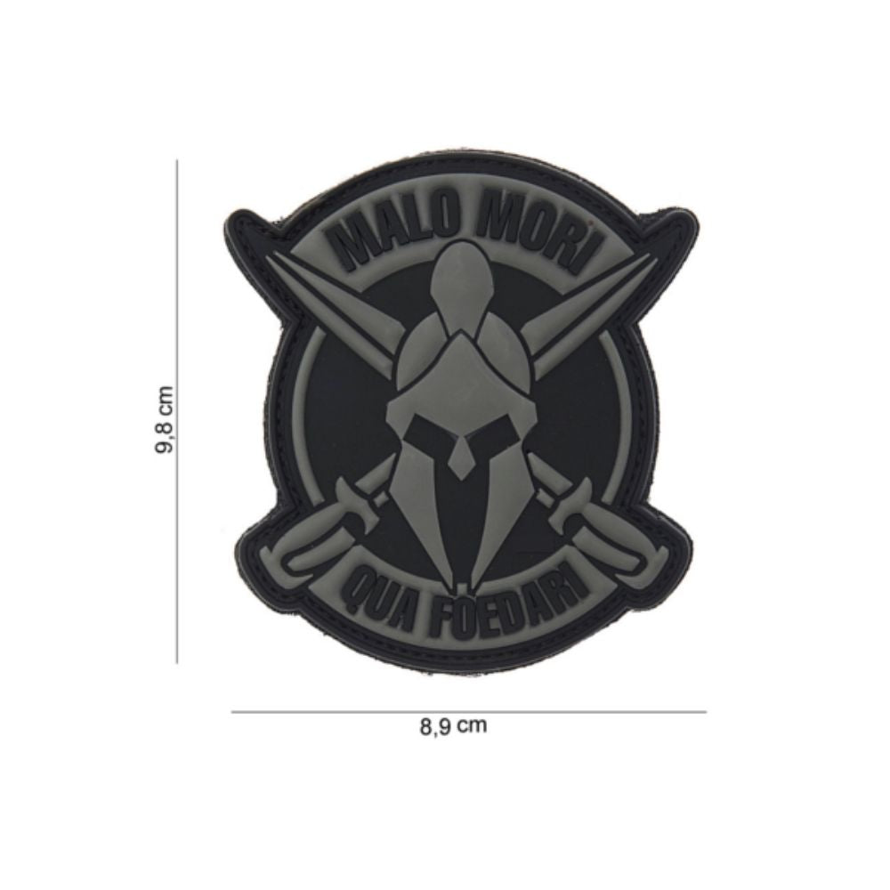 Patch gris en PVC avec la citation latine 'Malo Mori Qua Foedari' de Malo