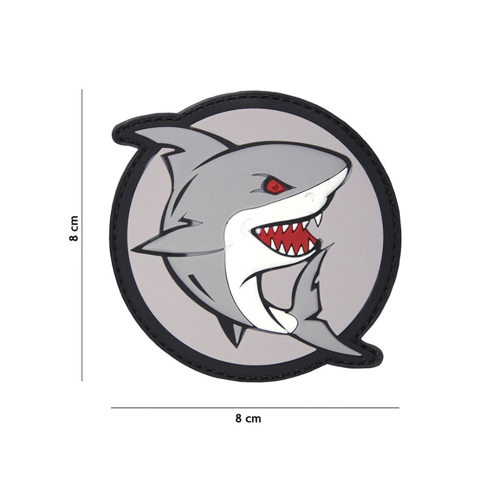 Patch en PVC gris représentant une attaque de requin
