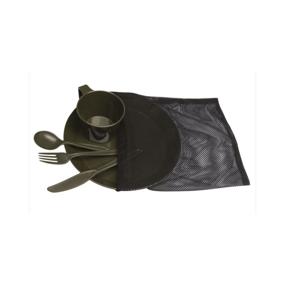 Set de vaisselle complet vert de la marque Mil-Tec comprenant une tasse, un couvert et une assiette, fourni avec un sac en filet noir