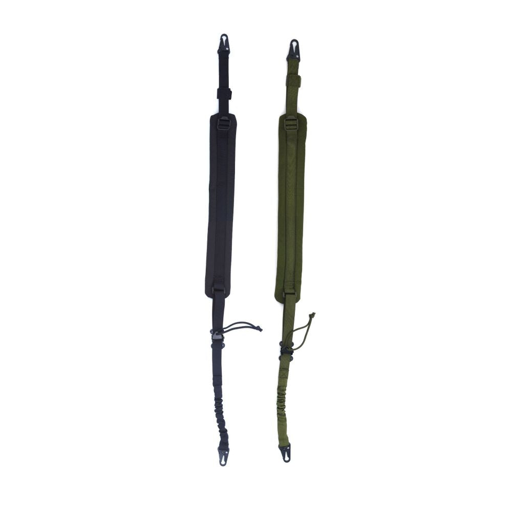 Une sangle 1 point / 2 points HK pour OPEX en polyester 900D avec attaches métalliques, partie avant élastique et système d'ajustement rapide en noir et vert armée