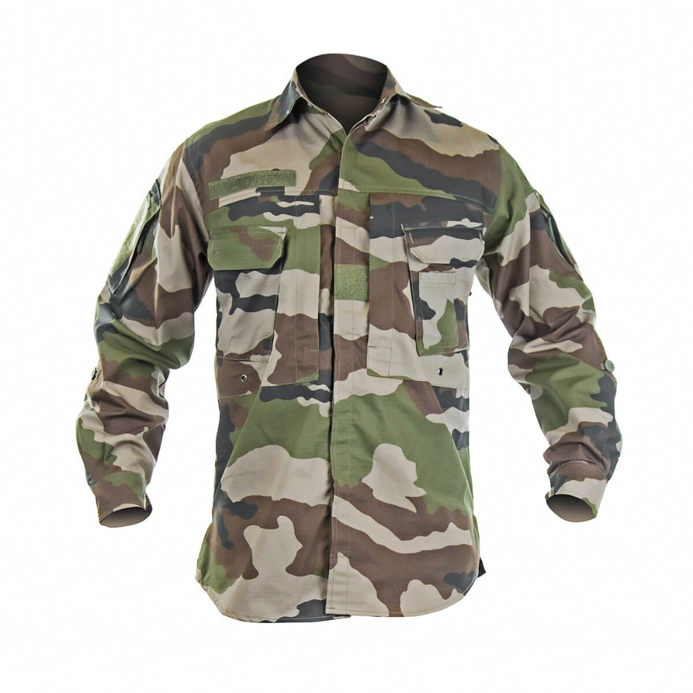 Chemise de combat A110 2.0 pour climat chaud avec camouflage français, résistante aux déchirures, dotée de multiples poches et d'une ventilation optimisée.