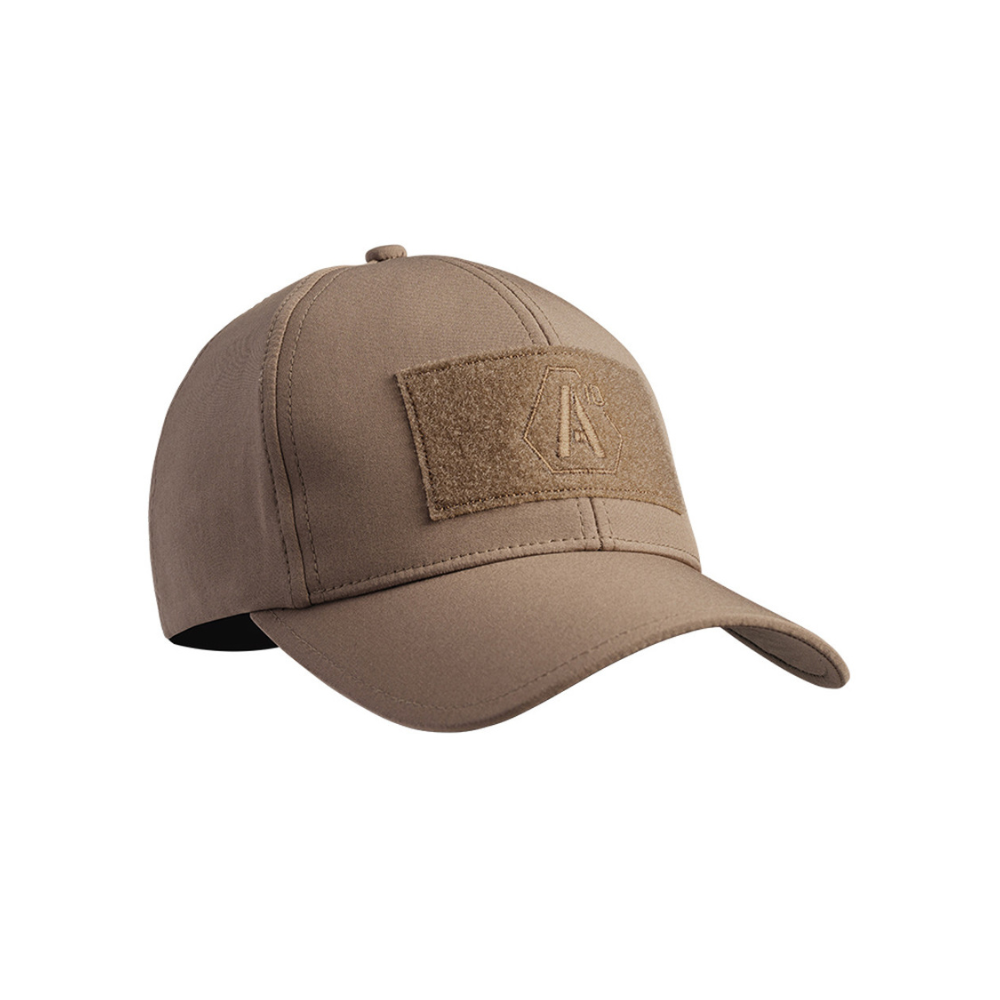 Logo brodé sur une casquette stretch fit A10 Equipment en polyester, disponible en tan, vert olive et noir, tailles S/M et L/XL, lavage à la main recommandé.