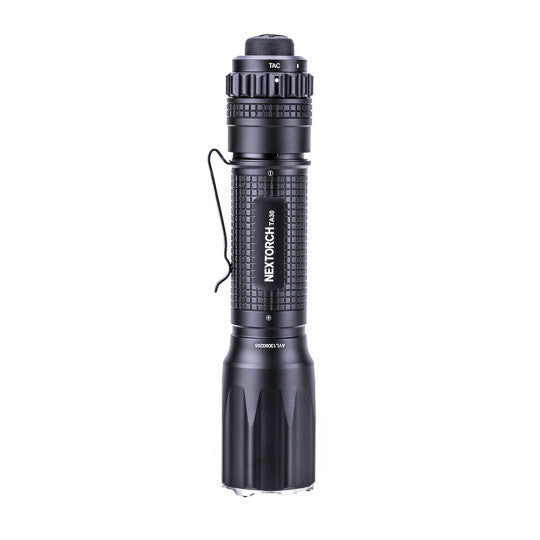 Nextorch TA30 V2.0 1300 Lumens, lampe tactique rechargeable compacte, robuste et dotée d'une prise USB type-C, avec trois intensités lumineuses et résistance à l'eau.