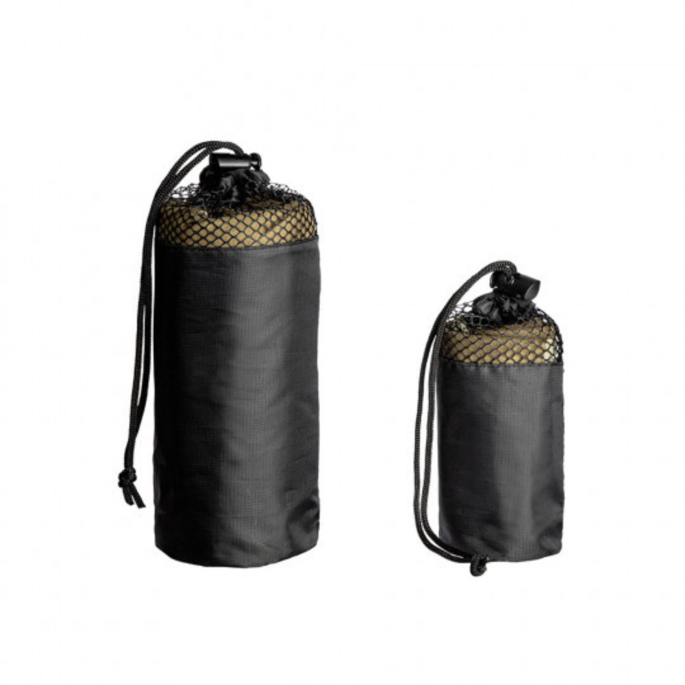 Serviette microfibre verte olive 75x130cm de la gamme EXPÉDITION d'A10 Equipment, légère, compacte avec grande capacité d'absorption et séchage rapide