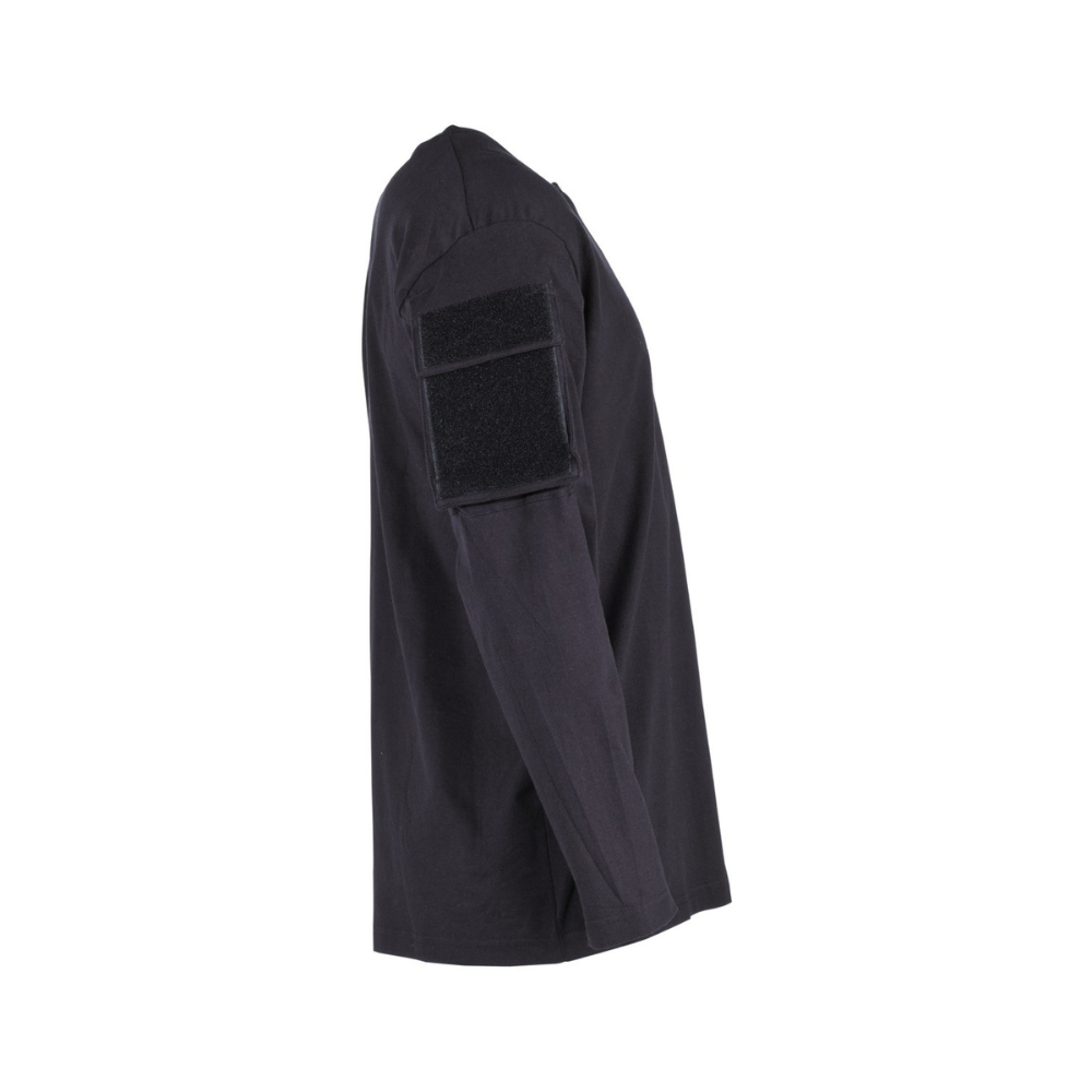 Alt tag : Homme portant un T-shirt tactique US à manches longues de MFH avec deux poches sur les manches, col rond renforcé, en 100% coton