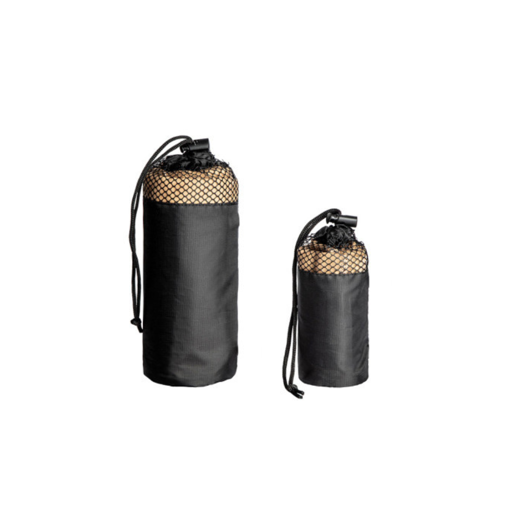 Serviette microfibre 75x130cm vert olive de la gamme EXPÉDITION par A10 EQUIPMENT, légère, compacte et à grande capacité d'absorption, avec housse de transport incluse