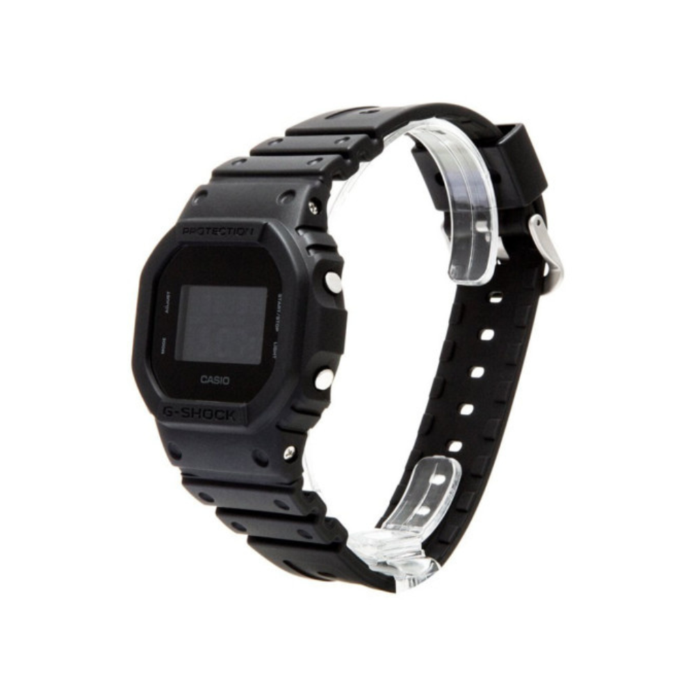Montre G-Shock DW-5600BB noire de Casio avec boîtier et bracelet en résine, affichage numérique, chronomètre et alarme.