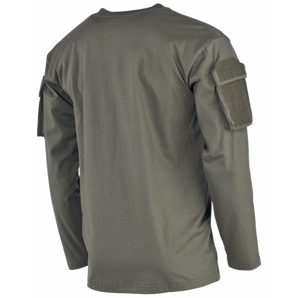 Alt=Homme portant un T-shirt tactique US à manches longues avec deux poches sur les manches pour patchs, col rond renforcé, en coton 100%, de marque MFH