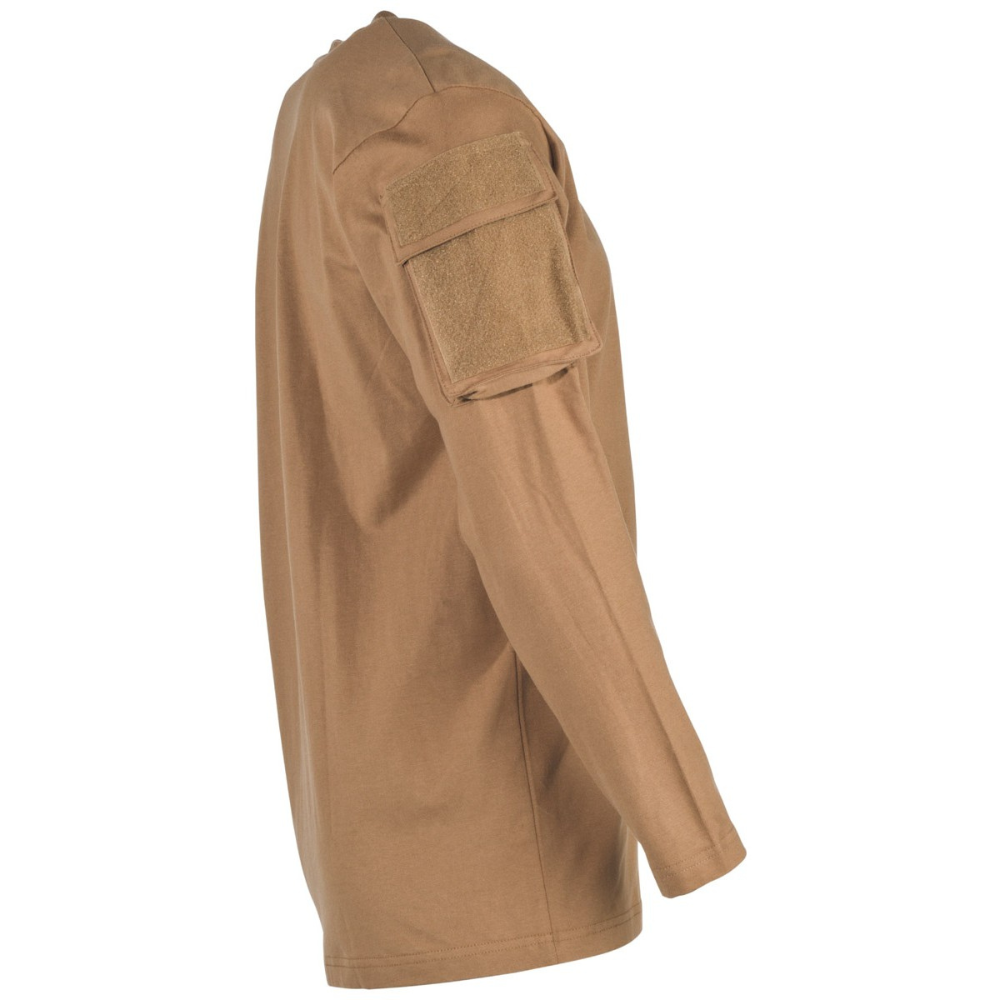 Alt tag : Homme portant un t-shirt tactique US à manches longues MFH en coton avec deux poches sur les manches et col rond renforcé
