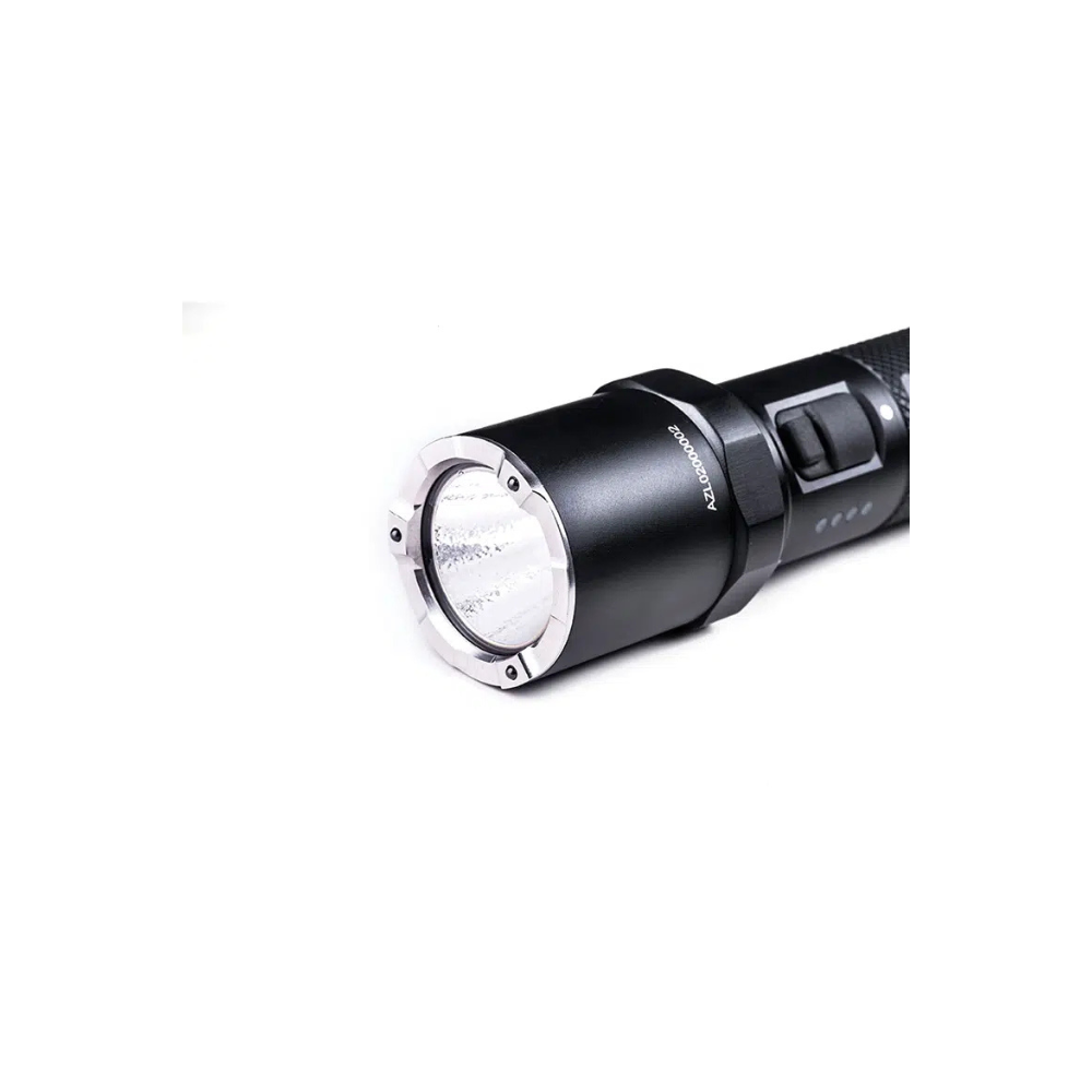 Compacte lampe de poche NEX-P8 de Nextorch, 1600 lumens avec quatre modes d'éclairage, résistante aux chocs et étanche, rechargeable avec fonction brise-glace.