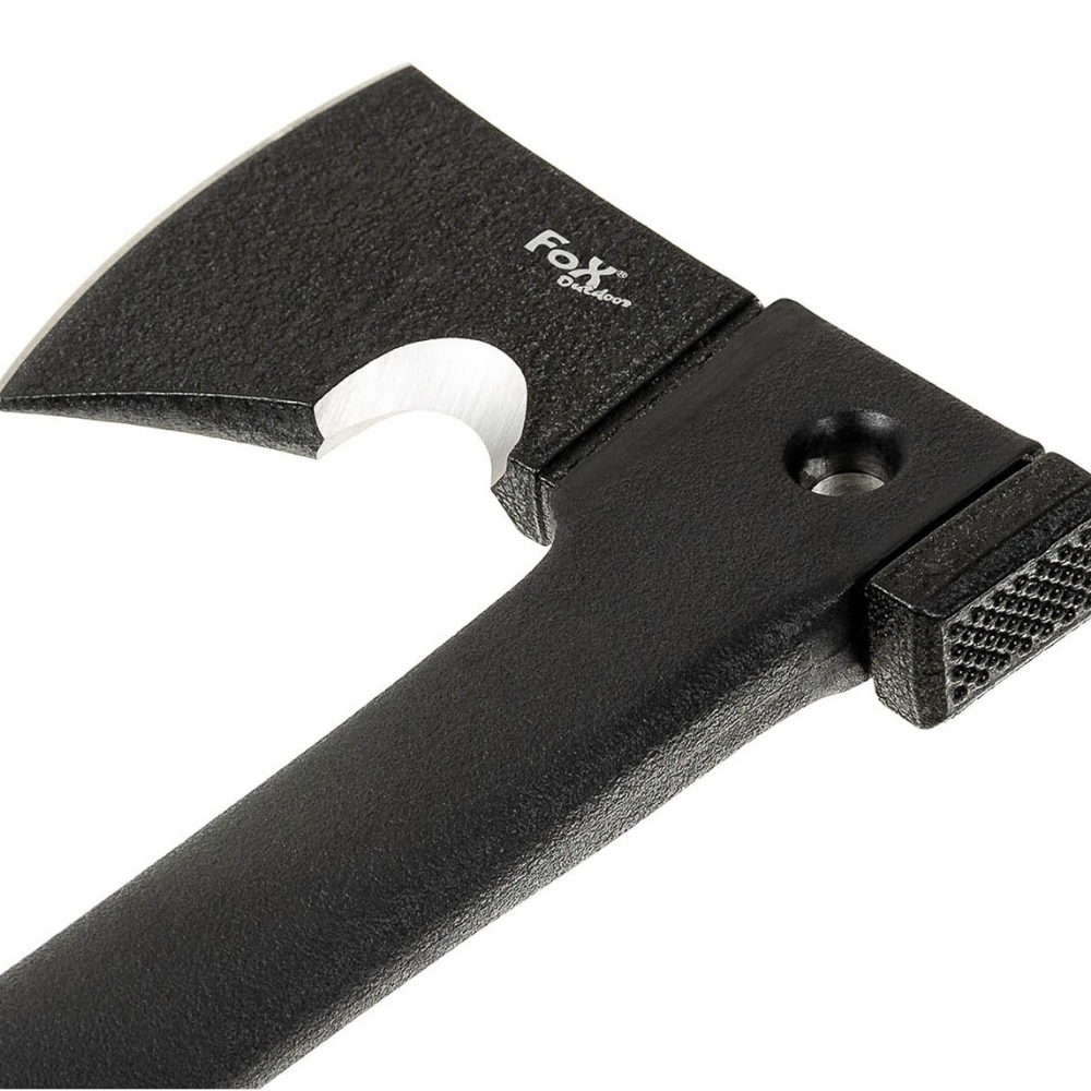 Survival hatchet MFH avec manche en nylon noir, lame inox noircie, tranchant lisse, marteau et couteau intégré, fourreau en plastique avec poignée et pierre à