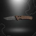 Robuste couteau pliant automatique Boker Plus Strike Tanto Coyote avec poignée ergonomique, lame dentelée et finition en aluminium