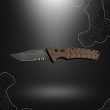 Robuste couteau pliant automatique Boker Plus Strike Tanto Coyote avec poignée ergonomique, lame dentelée et finition en aluminium