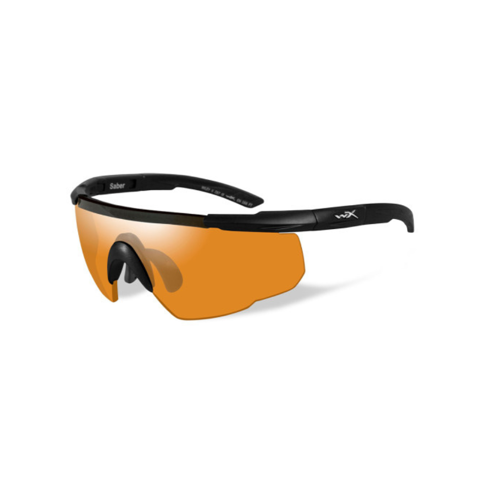 Des lunettes balistiques Saber Advanced de WileyX avec verres interchangeables, idéales pour une protection militaire optimale et une adaptation aux différentes conditions d'éclairage.