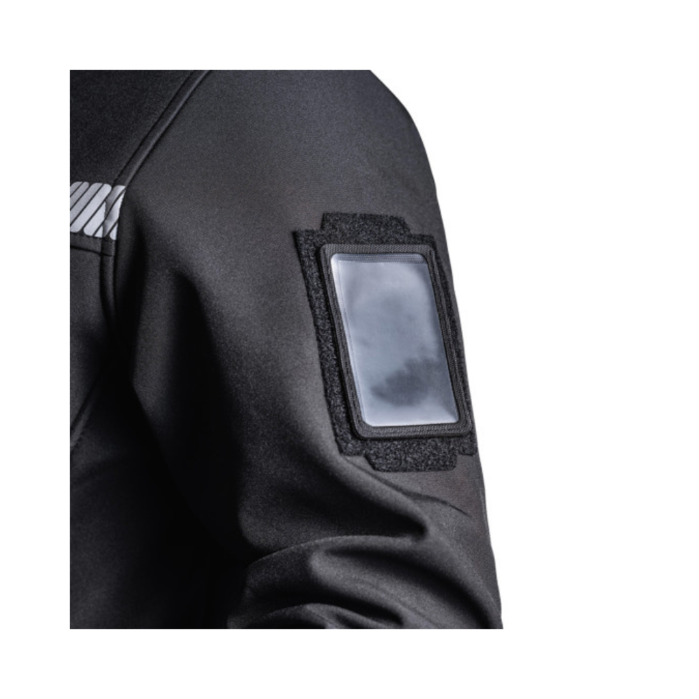 Parka noire Hardshell SÉCU-ONE WF 150 pour sécurité privée par A10 Equipment, offrant résistance, fonctionnalité et technicité, avec technologies de protection thermique et déperlante.
