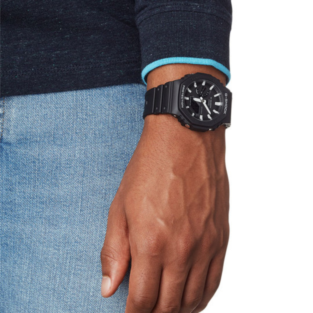 Montre G-Shock GD-010 de Casio avec éclairage LED, fonctionnalités d'heure universelle et chronomètre, fabriquée en résine biosourcée.
