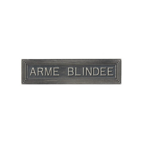 Ensemble d'agrafes militaires utilisées pour attacher des décorations ou des insignes