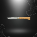 Iconique couteau pliant Opinel N°10 avec manche en hêtre et lame inoxydable.