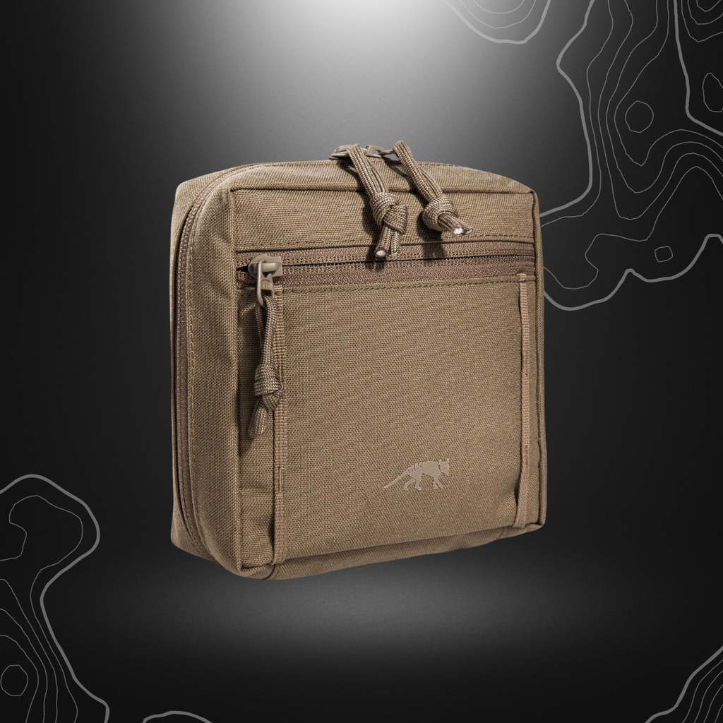Poche tactique MOLLE TT TAC POUCH 5.1 en couleur Coyote de Tasmanian Tiger avec une grande ouverture zippée, système d'attache MOLLE et des caractéristiques suppl