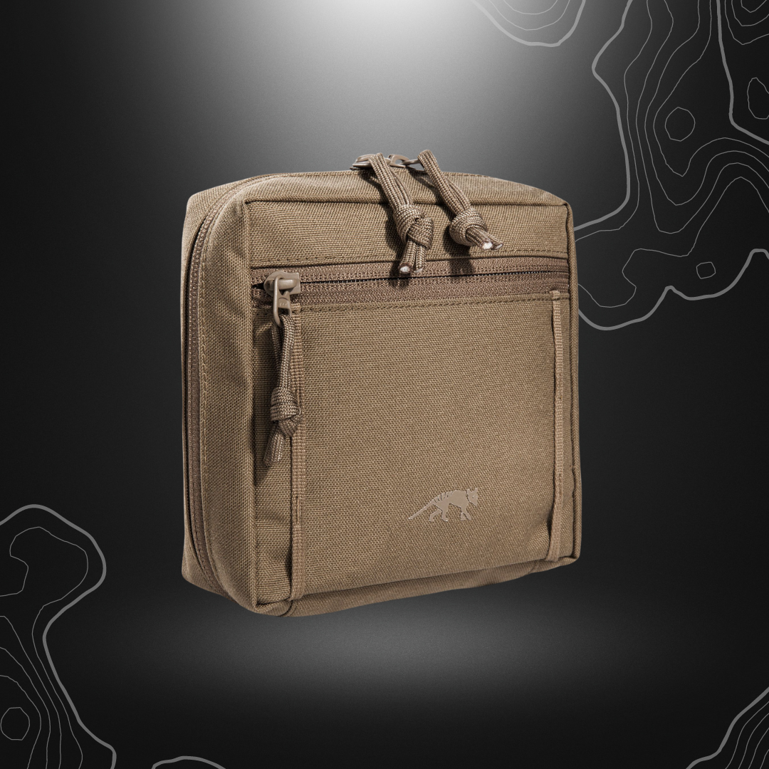 Poche tactique MOLLE TT TAC POUCH 5.1 en couleur Coyote de Tasmanian Tiger avec une grande ouverture zippée, système d'attache MOLLE et des caractéristiques suppl