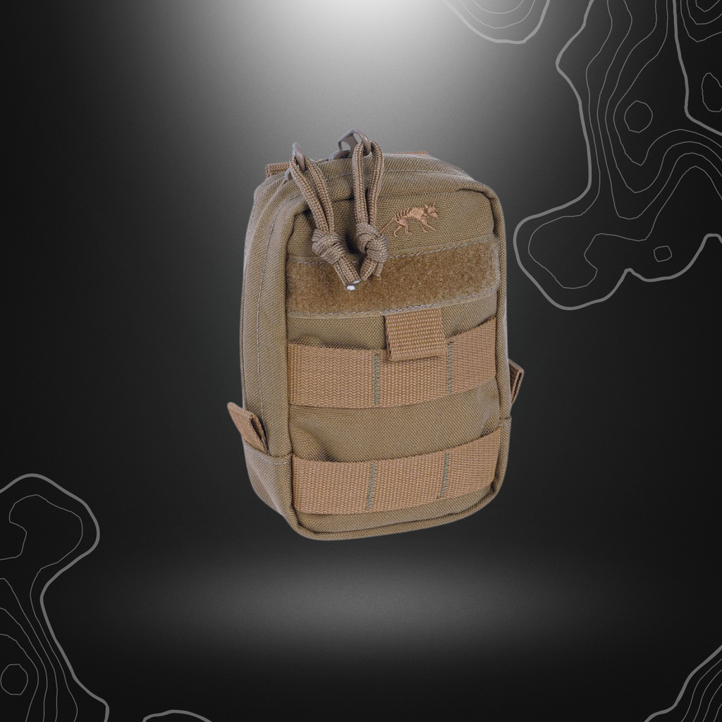 Poche verticale MOLLE TT Tac Pouch 1 Coyote de Tasmanian Tiger avec ouverture zippée et bandes auto-agrippantes pour badges