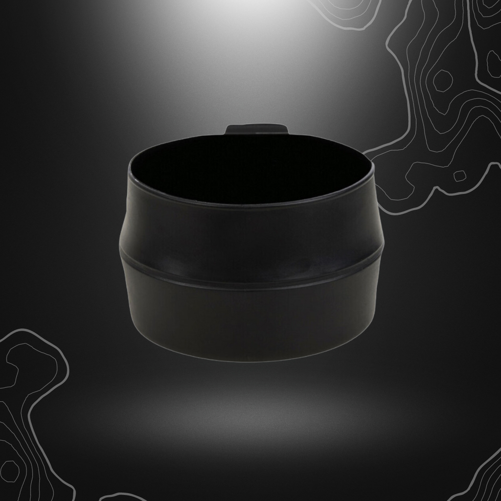 La tasse pliante Fold-A-Cup® de 600ml en noir de Wildo®, en élastomère thermoplastique, légère et compacte, sans BPA et fabriquée de manière écologique